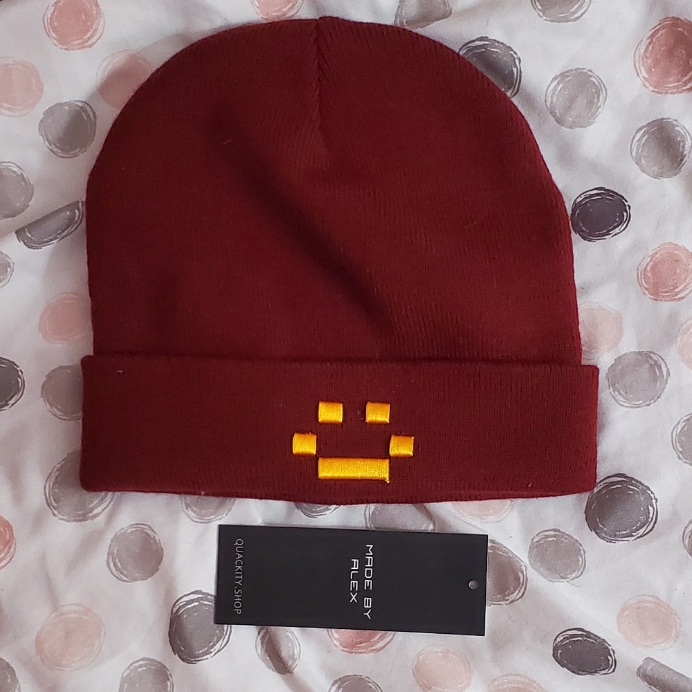 Quackity Las Nevadas beanie Maroon and Gold.